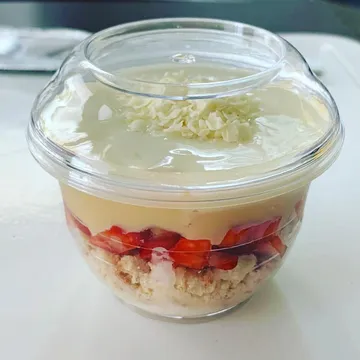 Sobremesa em camadas com creme e frutas em potinho