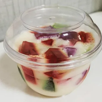 Sobremesa de gelatina colorida com creme em potinho