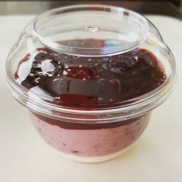 Mousse com calda de frutas vermelhas em potinho
