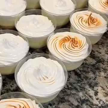 Tortas de limão em potinhos com merengue maçaricado