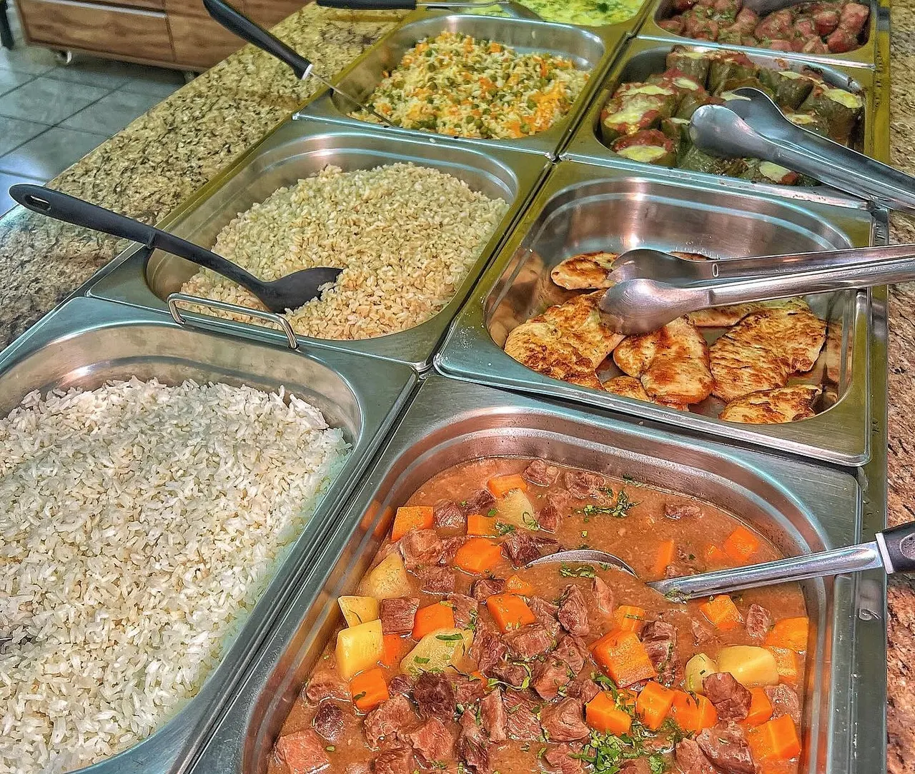 Buffet self-service do Tempero Fresco com arroz, risoto, frango, legumes e carne com batata e cenoura