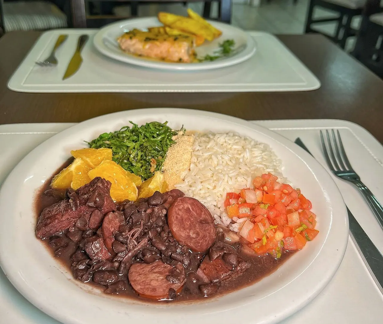 Prato de feijoada do Tempero Fresco com arroz, couve, farofa, laranja e vinagrete