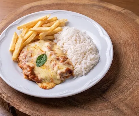 Parmegiana gratinada com arroz branco e batata frita