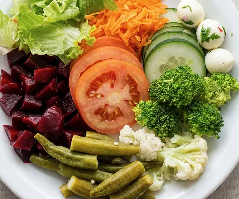 Prato de salada com alface, tomate, beterraba, cenoura, pepino, brócolis e vagem