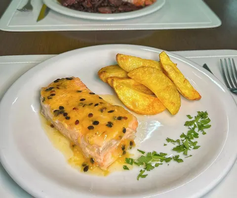 Salmão ao molho de maracujá com batatas e salsinha